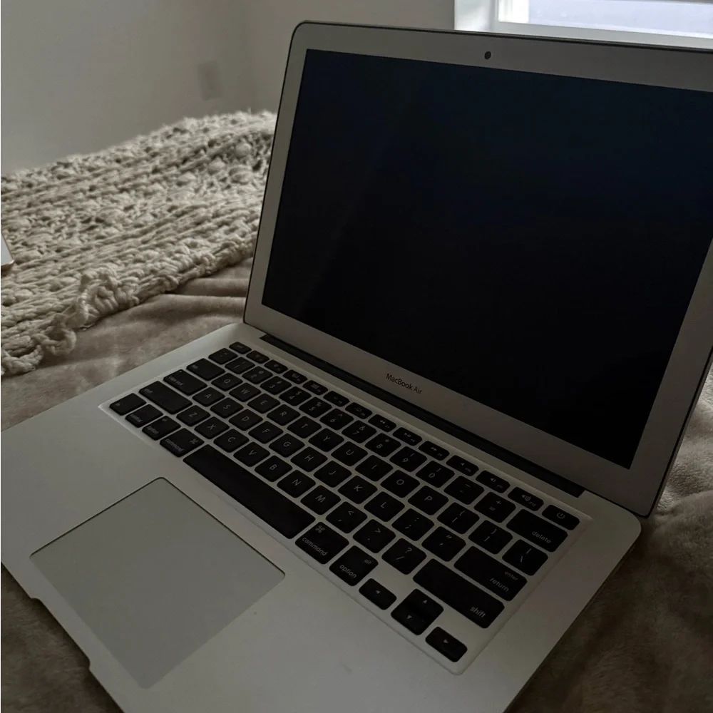 Apple MacBook Air - Sleek Silver Design